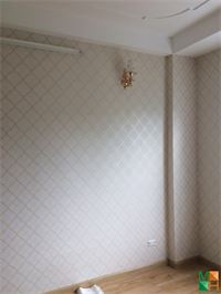 Thi công giấy dán tường màu vàng cho người mệnh kim