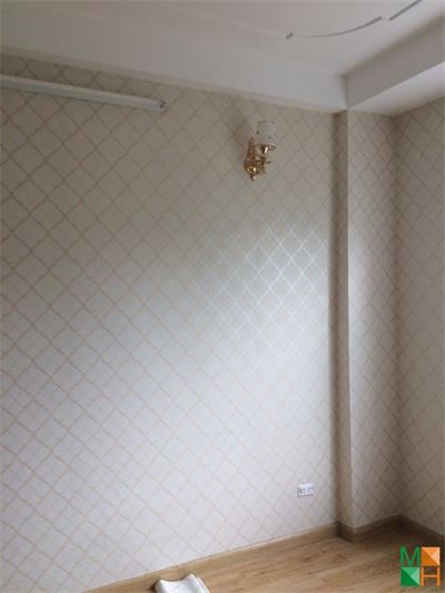 Thi công giấy dán tường màu vàng cho người mệnh kim